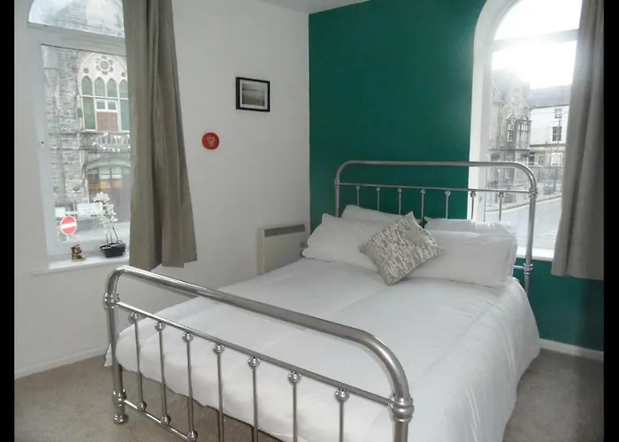 1 Ty Mona Church Street Apartment