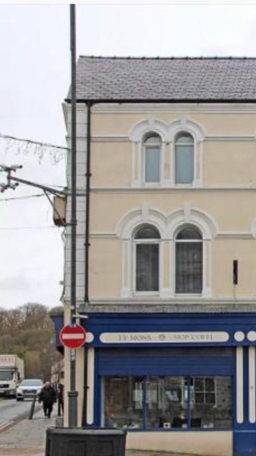 1 Ty Mona Church Street Apartment *